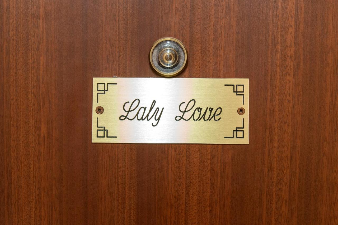 Laly Love Rome Luaran gambar